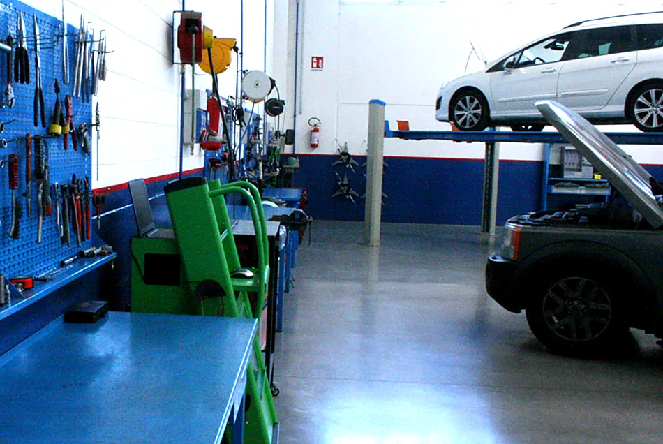 Postazioni di lavoro e ponte sollevatore nell'officina Bolgauto