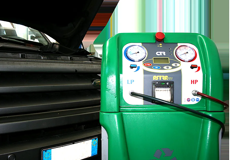Stazione di ricarica aria condizionata auto in officina